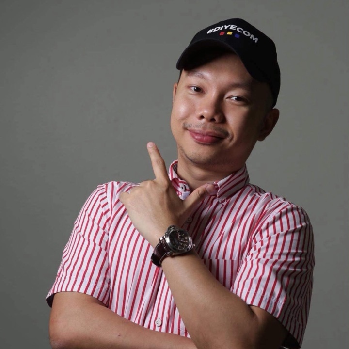 โค้ชตั้ม กันตวีร์ ใส่หมวก #DIYECOM และเสื้อลายทางแดงขาว